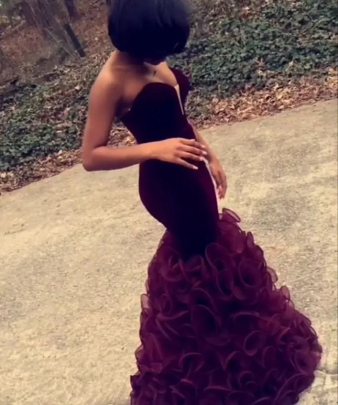 Bridelily Pretty Burgundy Prom Dresses 2019 Strapless Sheath Ruched Organza Evening Dress CE076